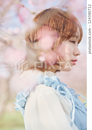 Cherry blossoms and a young woman 124390712