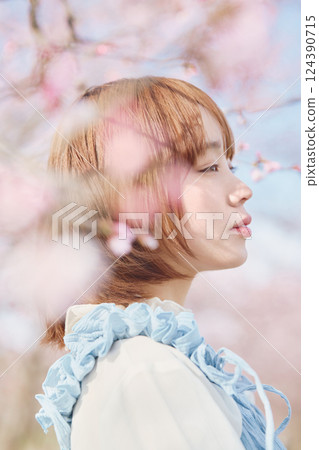 櫻花和一個年輕女子 124390715