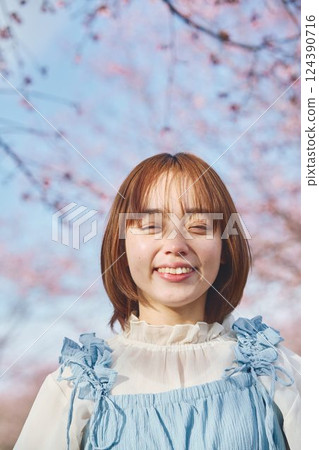 櫻花和一個年輕女子 124390716