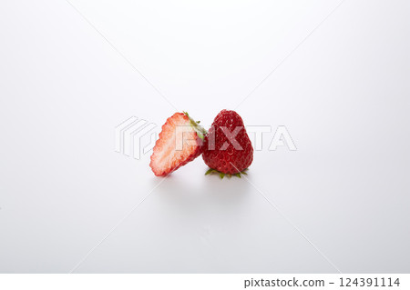 Ibaraki strawberry Benihoppe 124391114