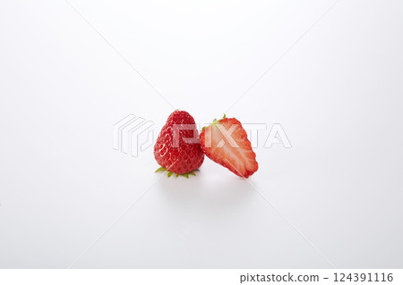 Ibaraki strawberry Benihoppe 124391116