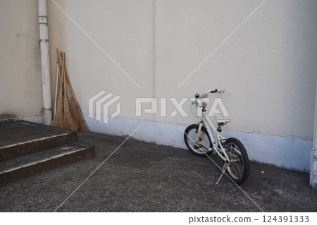 校舍上停放的自行車 124391333