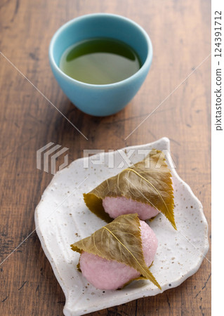 櫻餅，一種預示春天到來的日本甜點 124391712