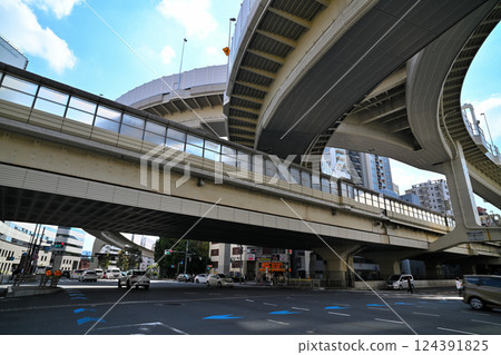 交叉公路和路口 124391825