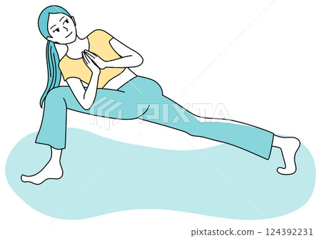 做球員扭轉瑜珈姿勢的女人 124392231