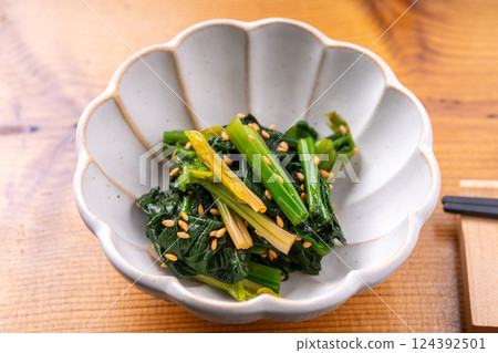 Sesame with spinach 124392501
