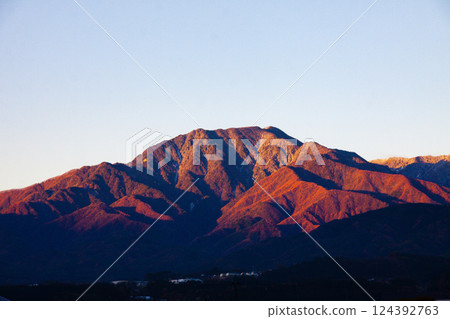 The autumn leaves of the mountains are visible in the morning 124392763
