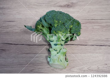 Bright, dark green broccoli 124392886