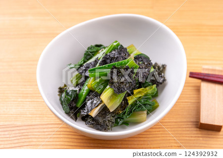 Shrunken spinach with seaweed Shrunken spinach with seaweed 124392932