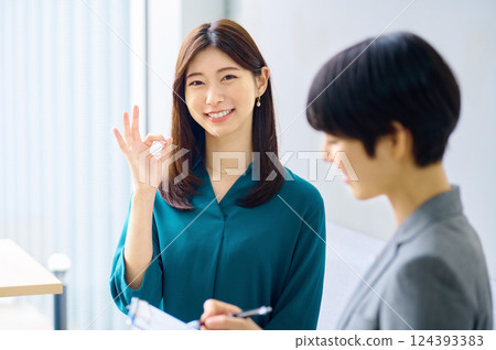 兩位女企業家在辦公室開會。 124393383