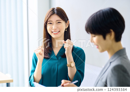 兩位女企業家在辦公室開會。 兩位女企業家在辦公室開會。 124393384