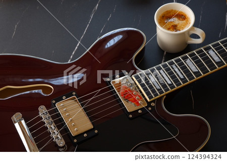 想像一邊喝咖啡一邊彈奏半原聲電吉他。 124394324