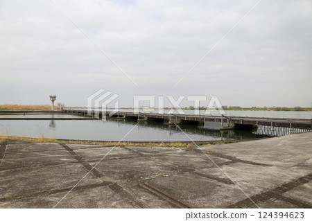 Water intake from the Tone Great Weir to the Tone Waterway Suka Canal Water intake from the Tone Great Weir to the Tone Waterway Suka Canal 124394623