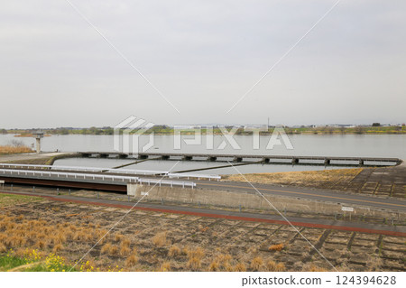 Water intake from the Tone Great Weir to the Tone Waterway Suka Canal 124394628