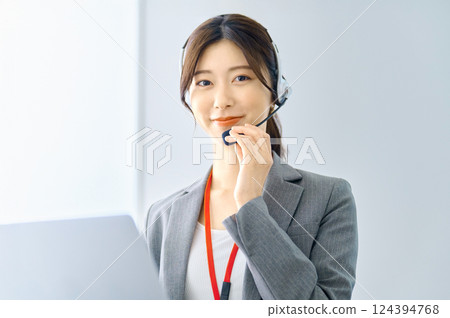 配戴對講機的女接線生 拍攝合作：SKY Perfect Tokyo Media Center 124394768