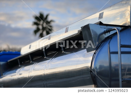 Tank lorry 124395023