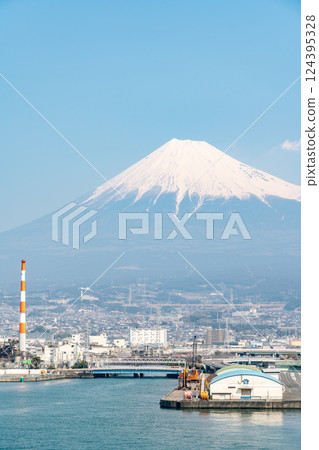 [Shizuoka Prefecture] Tagonoura Port in spring and Mt. Fuji in clear skies 124395328