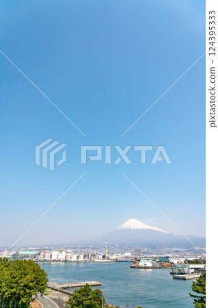 [Shizuoka Prefecture] Tagonoura Port in spring and Mt. Fuji in clear skies 124395333
