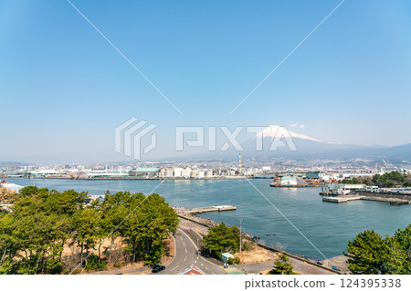 【靜岡縣】春天的田子浦港和晴空萬裡的富士山 124395338