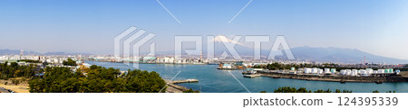 [Shizuoka Prefecture] Tagonoura Port in spring and Mt. Fuji in clear skies (panoramic shot) 124395339