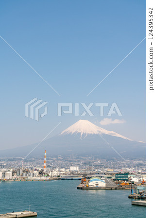[Shizuoka Prefecture] Tagonoura Port in spring and Mt. Fuji in clear skies 124395342