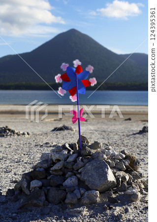 應神山和烏索里山岸邊的極樂濱的恐山、石雕和風車 應神山和烏索里山岸邊的極樂濱的恐山、石雕和風車 124395361