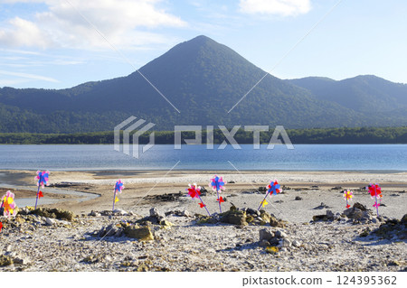 應神山和烏索里山岸邊的極樂濱的恐山、石雕和風車 124395362