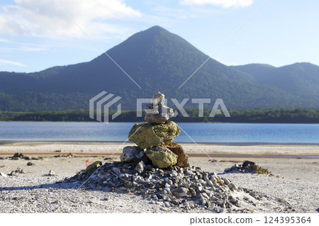 Osorezan, Mount Ojinzan and the stonework at Gokurakuhama on the shores of Lake Usoriyama 124395364
