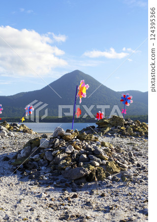 應神山和烏索里山岸邊的極樂濱的恐山、石雕和風車 應神山和烏索里山岸邊的極樂濱的恐山、石雕和風車 124395366