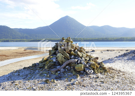 Osorezan, Mount Ojinzan and the stonework at Gokurakuhama on the shores of Lake Usoriyama Osorezan, Mount Ojinzan and the stonework at Gokurakuhama on the shores of Lake Usoriyama 124395367