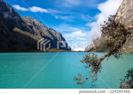 Turquoise lake surrounded by mountains on the Laguna 69 trek, Peru 124395488