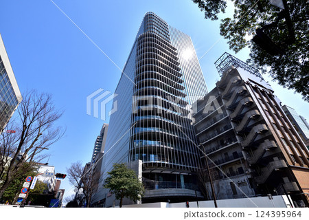 The business center building under construction at Tenjin Nishi intersection in Fukuoka City is nearing completion The business center building under construction at Tenjin Nishi intersection in Fukuoka City is nearing completion 124395964