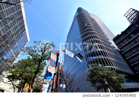 福岡市天神西十字路口正在興建中的商業中心大樓即將完工 124395968