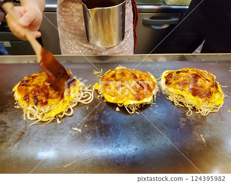 Hiroshima-style Okonomiyaki Hiroshima Hiroshima-style Okonomiyaki Hiroshima 124395982