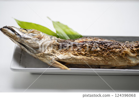 Grilled whole mackerel with salt 124396068