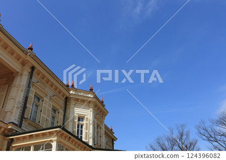 從草坪上仰望舊岩崎家庭園區的西式建築東側 124396082