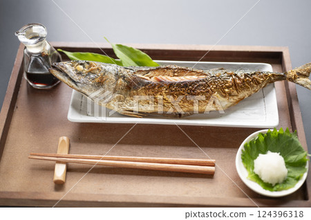 鹽烤整條鯖魚 124396318