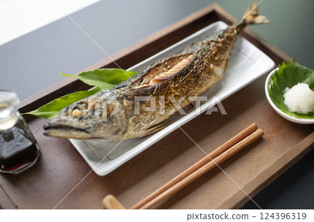 鹽烤整條鯖魚 124396319