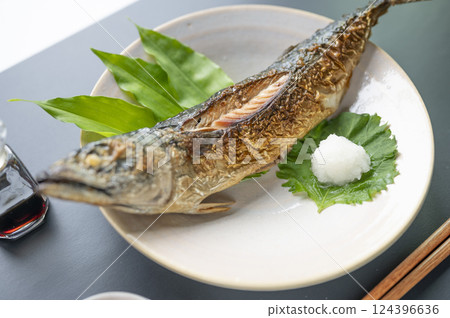 鹽烤整條鯖魚 124396636