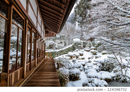 Snow at Sanzen-in Temple, Jyuhekien, Ohara, Kyoto 124396732
