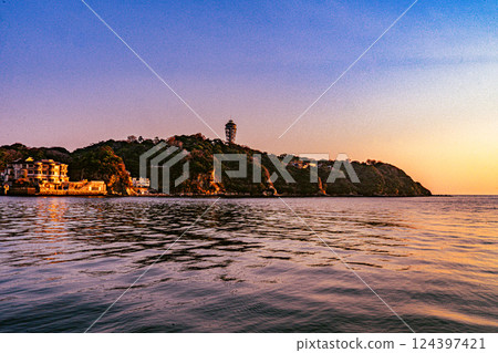 江之島和大海在夕陽下閃閃發光 124397421