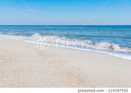 海浪撞擊白色沙灘 海浪撞擊白色沙灘 124397593