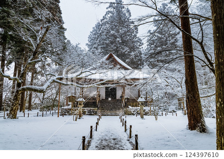 京都大原大城極樂院三千院雪景 124397610