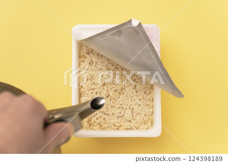 Pour hot water into cup yakisoba Pour hot water into cup yakisoba 124398189