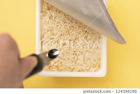 將熱水倒入炒麵杯中 124398190