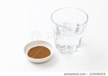 Kudzu decoction and water on white background Kudzu decoction and water on white background 124398429