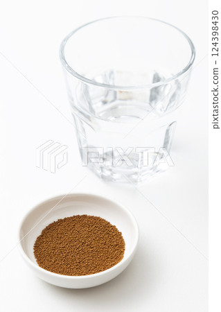 白色背景下的葛根湯和水 白色背景下的葛根湯和水 124398430