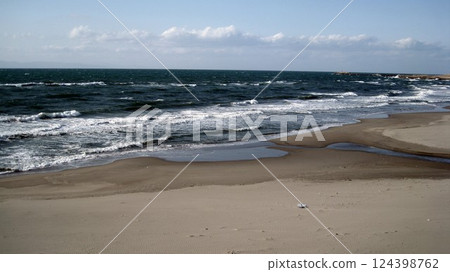 白色的沙灘和蔚藍的大海,白色的海浪拍打著海岸 白色的沙灘和蔚藍的大海,白色的海浪拍打著海岸 124398762