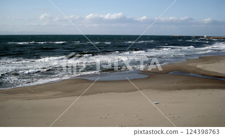白色的沙灘和蔚藍的大海,白色的海浪拍打著海岸 白色的沙灘和蔚藍的大海,白色的海浪拍打著海岸 124398763