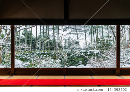 Snow-covered Hosen-in Temple, Ohara, Kyoto - Picture Frame Garden Snow-covered Hosen-in Temple, Ohara, Kyoto - Picture Frame Garden 124398802